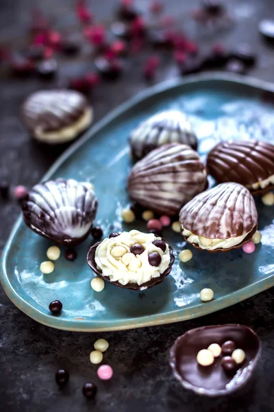 Schöne Schokoladenbonbons in Form von Herzmuscheln. — Stockfoto