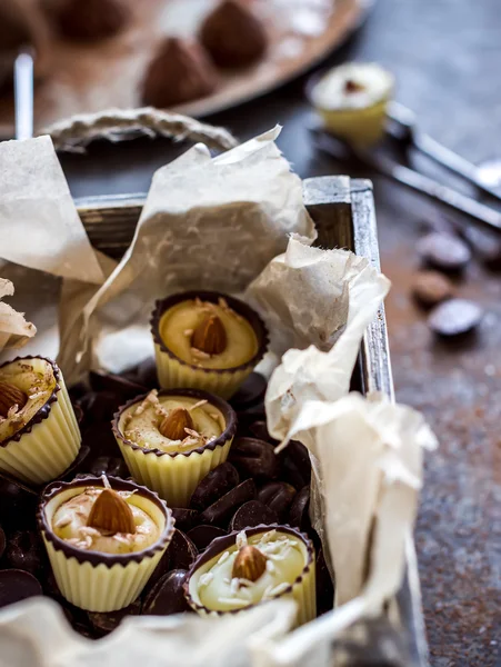 Doces de chocolate em caixa de madeira . — Fotografia de Stock