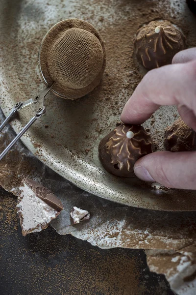 Doces de chocolate e cacau em pó na bandeja de cobre . — Fotografia de Stock