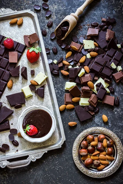 Diferentes variedades de chocolate. Blanco, leche y chocolate oscuro y líquido  . — Foto de Stock