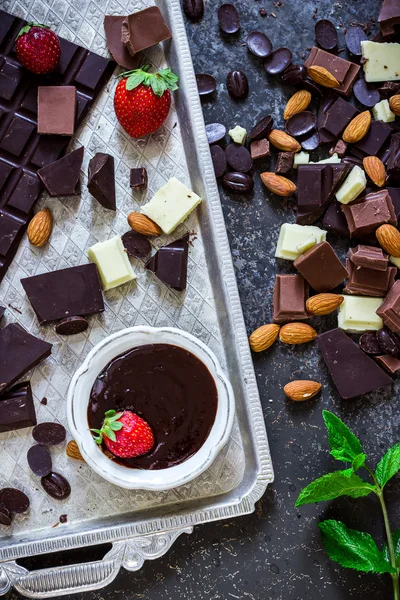 Different varieties of chocolate. White,milk and dark and liquid chocolate . — Stock Photo, Image