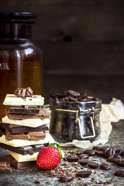 Chocolate / Chocolate bar / chocolate background/chocolate tower and strawberry — Stock Photo, Image