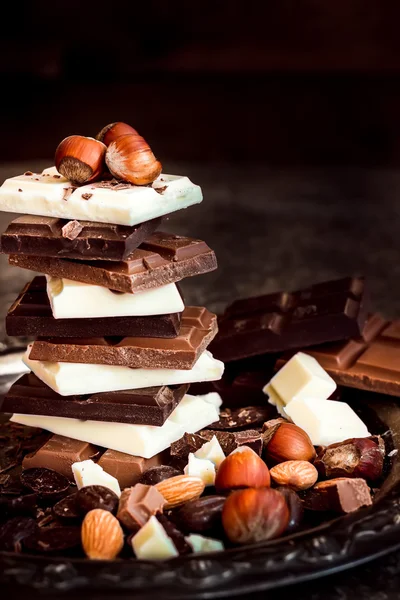 Chocolate / Chocolate bar / fondo de chocolate / torre de chocolate y nueces . — Foto de Stock