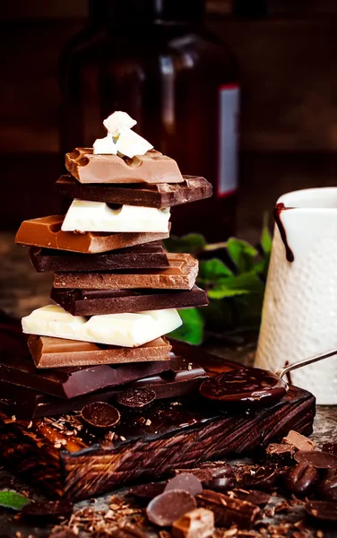 Chocolate / Barra de chocolate / fundo de chocolate / torre de chocolate e morango . — Fotografia de Stock