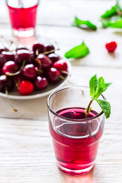 Limonada de cereja com hortelã . — Fotografia de Stock