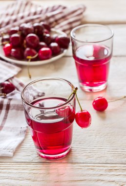 Beyaz ahşap zemin üzerine vişne limonata.