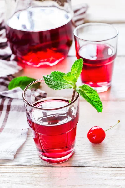 Limonada de cereja com hortelã . — Fotografia de Stock