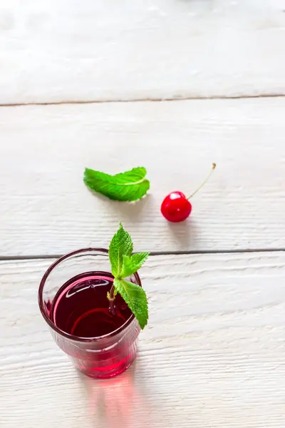 Limonada de cereja com hortelã . — Fotografia de Stock