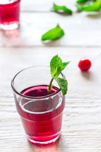 Limonada de cereja com hortelã . — Fotografia de Stock