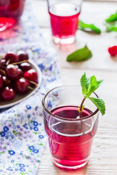 Nane ile vişne limonata. — Stok fotoğraf