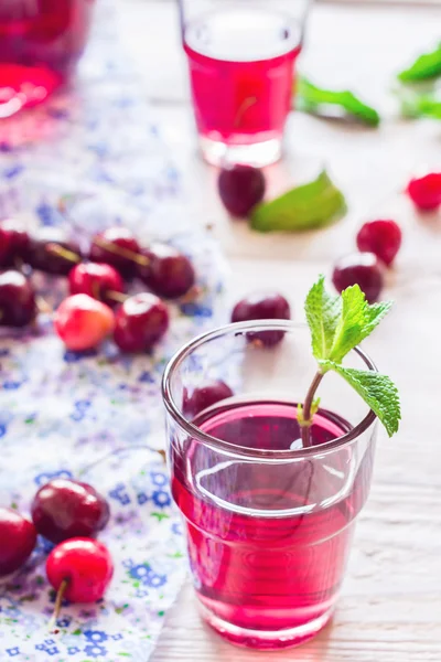 Limonada de cereja com hortelã . — Fotografia de Stock