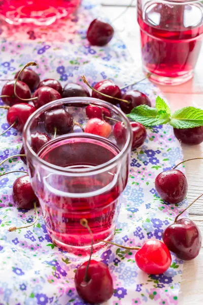 Limonada de cereja com hortelã . — Fotografia de Stock