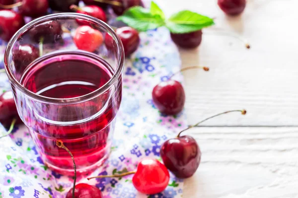 Coquetel caseiro refrescante de verão com cereja e hortelã . — Fotografia de Stock