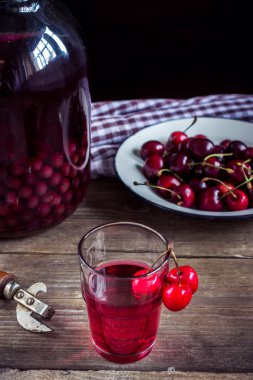 Komposto büyük cam. Cam kavanoza yaz meyve iç.