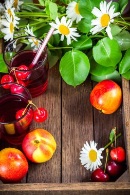 Vişne limonata, meyve ve çilek. 