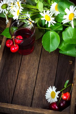 Cam vişne limonata, yaz meyve, çilek ile.