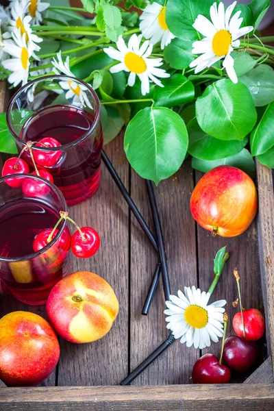 Limonada de cereja, frutas e bagas . — Fotografia de Stock