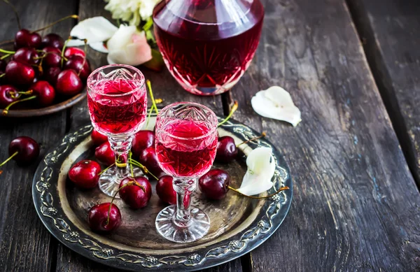 Vintage bir gözlük metal tepsi ve kiraz kiraz ev yapımı likör.