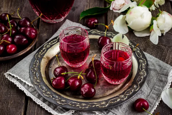 Vintage bir gözlük metal tepsi ve kiraz kiraz ev yapımı likör.