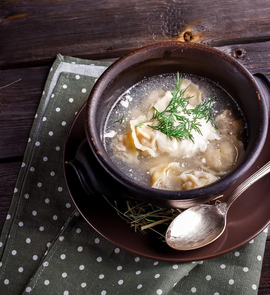 Cuenco de cerámica con albóndigas de carne en servilleta . — Foto de Stock