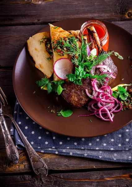 Carne con pan plano, verduras y verduras en plato de cerámica . — Foto de Stock