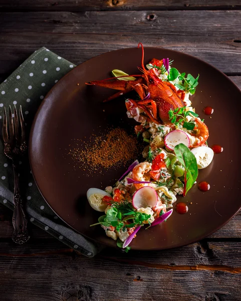 Ensalada con cangrejo, gambas, verduras y rábano en plato marrón . — Foto de Stock