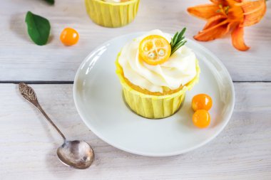 Beyaz ahşap masa üzerine krem peynir ile cupcakes. 