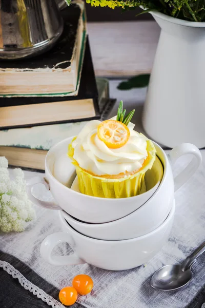 Cupcakes with cream cheese in white cup. — Stock Photo, Image
