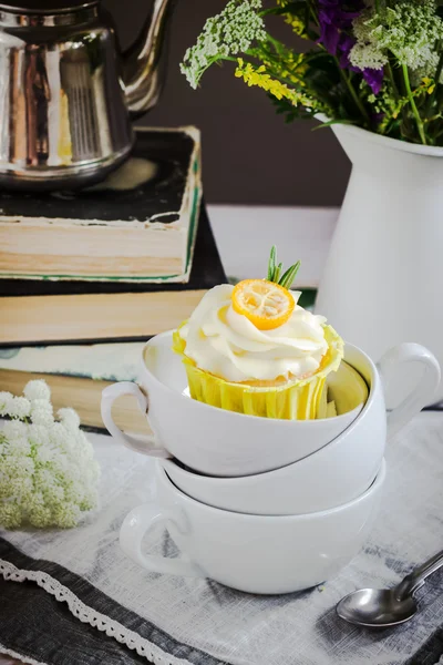 Gâteaux au fromage à la crème dans une tasse blanche . — Photo