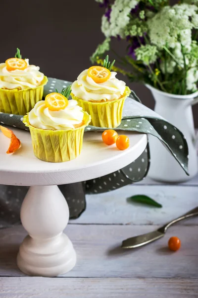 Cupcakes com queijo creme no suporte branco . — Fotografia de Stock