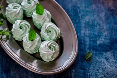 Hatmi Darphane tarafından dekore edilmiş tepsi. 