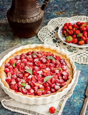 Pasta vintage mavi zemin üzerine çilek ile.