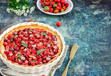 Pasta vintage mavi zemin üzerine çilek ile.