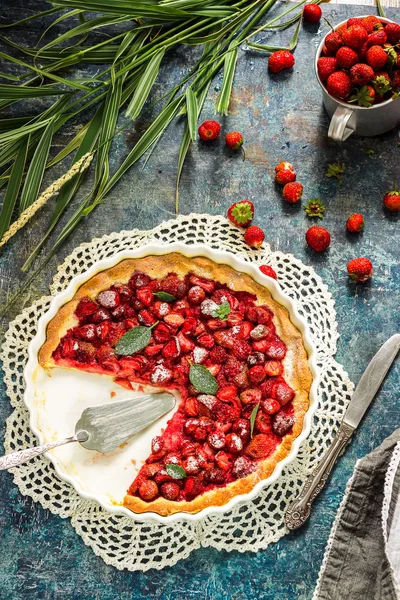 Pie with strawberry on vintage blue background. — Stock Photo, Image