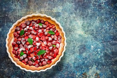 Pasta vintage mavi zemin üzerine çilek ile.