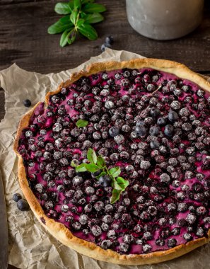 Bilberry koyu ahşap tablo ile ev yapımı pasta 