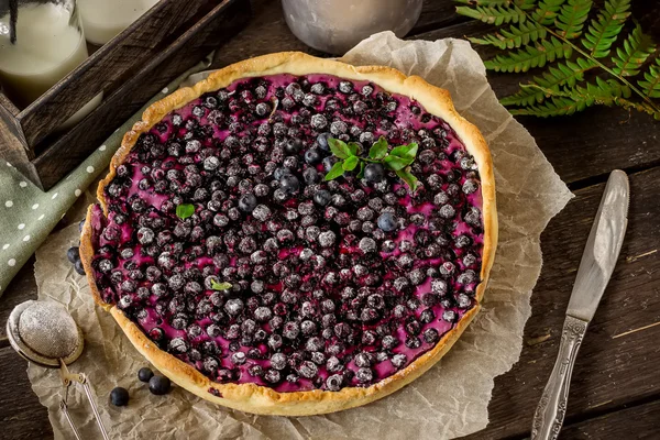 Bilberry ve koyu ahşap masa üzerinde süt ile ev yapımı pasta