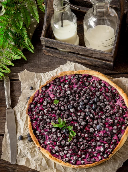 Bilberry ve koyu ahşap masa üzerinde süt ile ev yapımı pasta