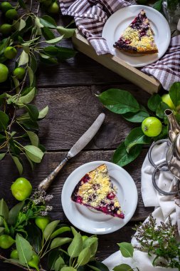 Koyu ahşap arka plan üzerinde yaban mersinli pasta grafiğin dilimlerini.