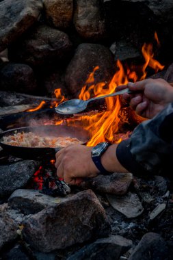 Yemek yemek bir alev adam.