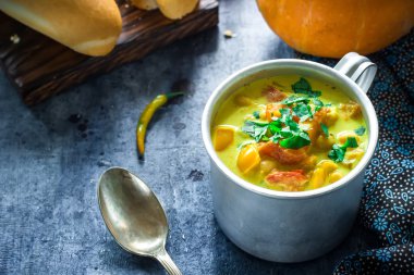 Mavi zemin üzerine balkabağı çorbası. Seçici odak.