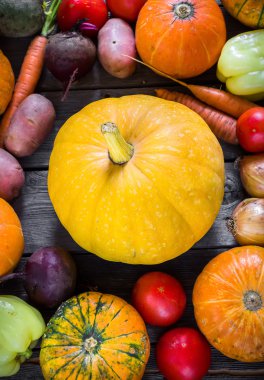 Kabak ve diğer sebze ahşap arka plan üzerinde