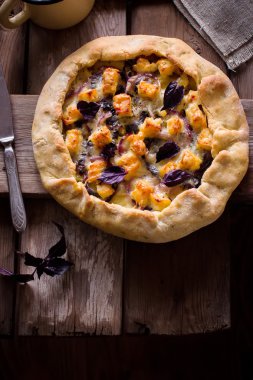 Galette'ye ahşap masa üzerinde peynir ile.    