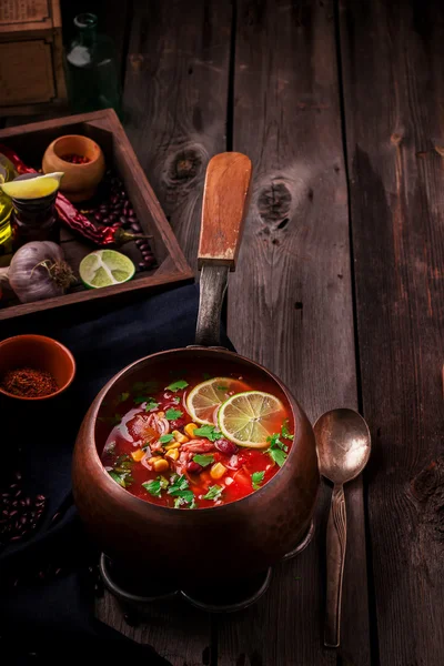 Sopa mexicana de tomate con especias y lima sobre mesa de madera — Foto de Stock
