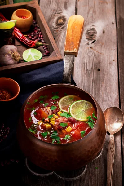 Sopa mexicana de tomate con especias y lima sobre mesa de madera — Foto de Stock