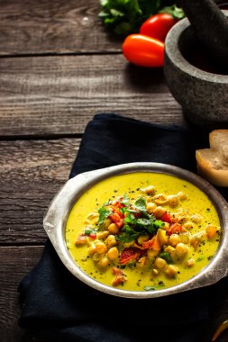 Kupa nohut ve baharat ondark ahşap arka plan ile çorba.