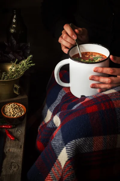 Eller çorba ile kupa. 