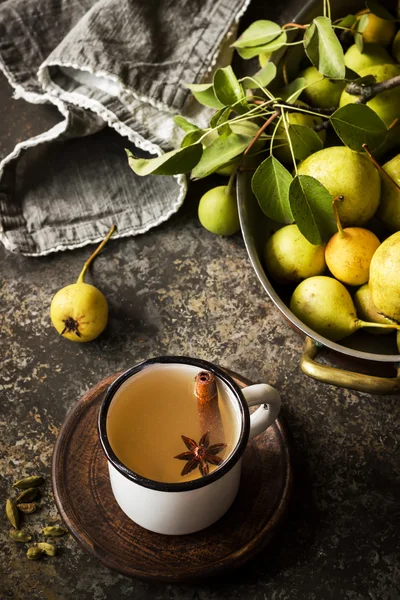 Höstens koncept. Päron dryck mugg och päron på vintage metall bricka. — Stockfoto