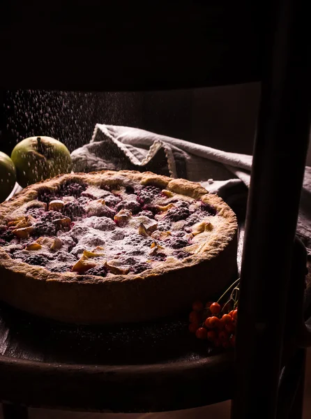 Homemade pie with apples and blackberry on dark background. — Stock Photo, Image