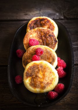 Eski demir tavada ahududu ile Süzme peynir krep. 